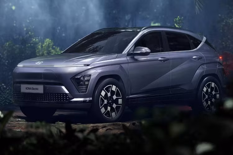 Đặc biệt, người ngồi hàng ghế sau có thể chủ động chỉnh ghế phụ phía trước để mở rộng không gian để chân thông qua nút bấm như xe sang. Tại thị trường Hàn Quốc, Hyundai Kona 2024 có tới 3 tùy chọn động cơ.