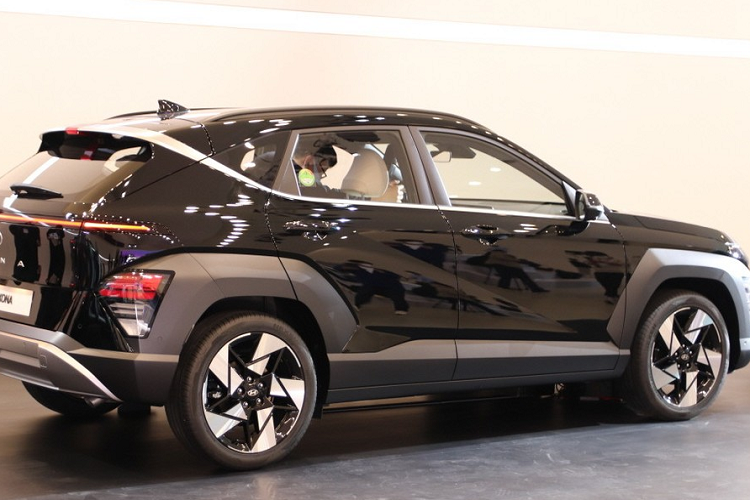 Tại thị trường Hàn Quốc, Hyundai Kona 2024 hiện có giá xe Hyundai Kona 2024 từ 24,68 - 30,11 triệu Won (khoảng 467 - 569 triệu đồng). Những trang bị an toàn nổi bật của xe gồm có hệ thống phanh tự động ngăn va chạm liên hoàn và hỗ trợ lái trên cao tốc.