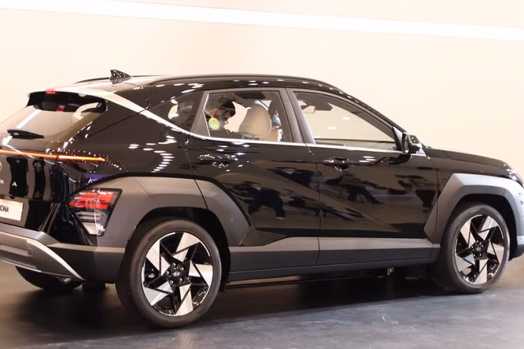 Tại thị trường Hàn Quốc, Hyundai Kona 2024 hiện có giá xe Hyundai Kona 2024 từ 24,68 - 30,11 triệu Won (khoảng 467 - 569 triệu đồng). Những trang bị an toàn nổi bật của xe gồm có hệ thống phanh tự động ngăn va chạm liên hoàn và hỗ trợ lái trên cao tốc.