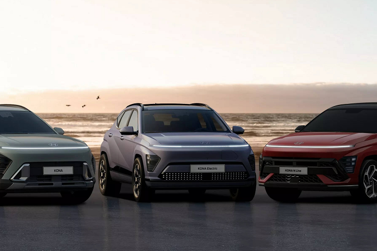 Cụ thể, xe SUV cỡ B Hyundai Kona 2024 sở hữu chiều dài 4.355 mm, chiều rộng 1.825 mm, chiều cao 1.550 mm và chiều dài cơ sở 2.660 mm. Như vậy, mẫu xe này dài hơn 150 mm, rộng hơn 25 mm trong khi chiều dài cơ sở tăng 60 mm so với thế hệ cũ.