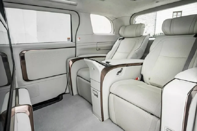 Tại Châu Âu và UK, Lexus LM 350h sẽ được trang bị tiêu chuẩn dẫn động AWD, trong khi khách hàng tại Anh có thêm tùy chọn dẫn động cầu trước FWD. Tuy nhiên, tất cả đều đi kèm với 1 tùy chọn động cơ Hybrid 2.5L duy nhất, cho công suất tối đa đến 247 mã lực và mô-men xoắn cực đại đến 329 Nm.