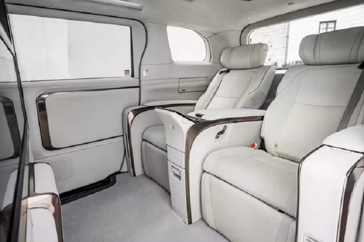 Tại Châu Âu và UK, Lexus LM 350h sẽ được trang bị tiêu chuẩn dẫn động AWD, trong khi khách hàng tại Anh có thêm tùy chọn dẫn động cầu trước FWD. Tuy nhiên, tất cả đều đi kèm với 1 tùy chọn động cơ Hybrid 2.5L duy nhất, cho công suất tối đa đến 247 mã lực và mô-men xoắn cực đại đến 329 Nm.