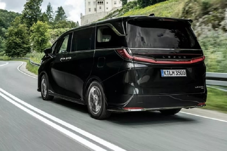 Hiện tại Lexus vẫn chưa công bố giá bán cho từng thị trường riêng lẻ tại Châu Âu. Tuy nhiên, hãng xe Nhật Bản đã công bố giá bán Lexus LM 2024 dành riêng cho thị trường Anh Quốc với mức khởi điểm từ 89.995 bảng (2,67 tỷ đồng). Trong khi, phiên bản cao cấp nhất có mức giá từ 112.995 bảng (3,35 tỷ đồng).