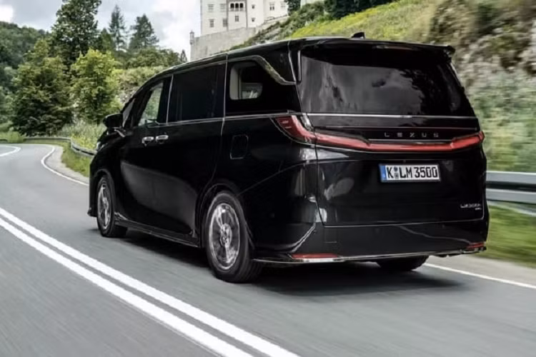 Hiện tại Lexus vẫn chưa công bố giá bán cho từng thị trường riêng lẻ tại Châu Âu. Tuy nhiên, hãng xe Nhật Bản đã công bố giá bán Lexus LM 2024 dành riêng cho thị trường Anh Quốc với mức khởi điểm từ 89.995 bảng (2,67 tỷ đồng). Trong khi, phiên bản cao cấp nhất có mức giá từ 112.995 bảng (3,35 tỷ đồng).