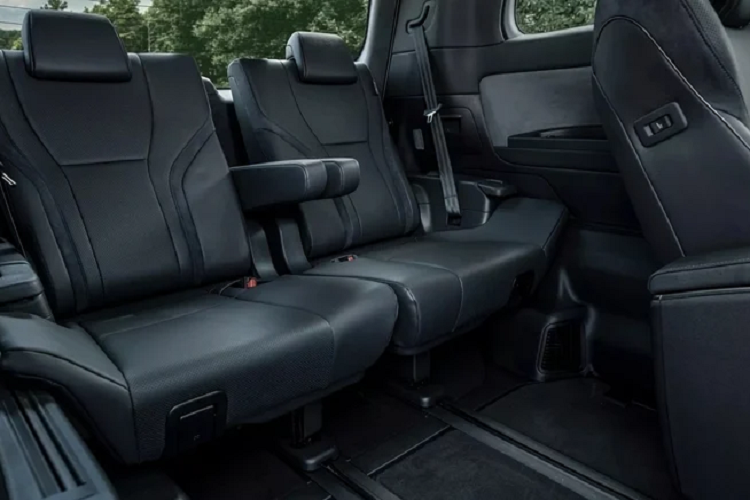 Lexus LM 2024 cũng được trang bị các tính năng an toàn hàng đầu bao gồm: Hỗ trợ đánh lái khẩn cấp, Điều khiển hành trình thích ứng, Hỗ trợ lái xe chủ động, Giám sát người lái, Hỗ trợ chuyển làn và Cảnh báo phương tiện cắt ngang phía trước.