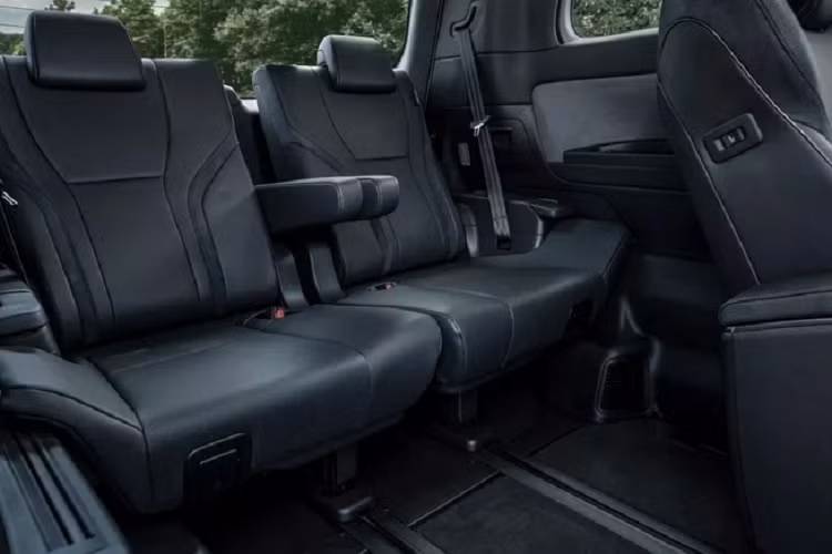 Lexus LM 2024 cũng được trang bị các tính năng an toàn hàng đầu bao gồm: Hỗ trợ đánh lái khẩn cấp, Điều khiển hành trình thích ứng, Hỗ trợ lái xe chủ động, Giám sát người lái, Hỗ trợ chuyển làn và Cảnh báo phương tiện cắt ngang phía trước.