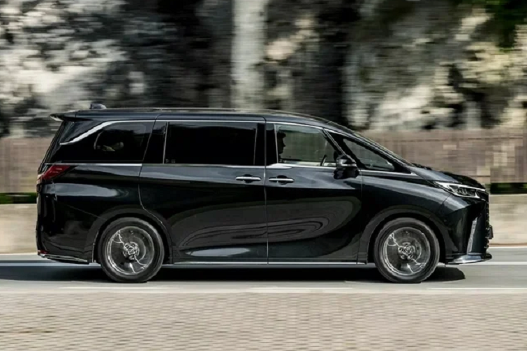 Nhà sản xuất cũng không quên trang bị các tiện ích cao cấp dành cho hàng ghế trước, bao gồm: Màn hình giải trí cảm ứng 14 inch, sạc không dây chuẩn Qi, 2 cổng sạc USB-C, đèn nội thất ambient light, gương chiếu hậu trong xe kỹ thuật số, màn hình hiển thị kính lái HUD…