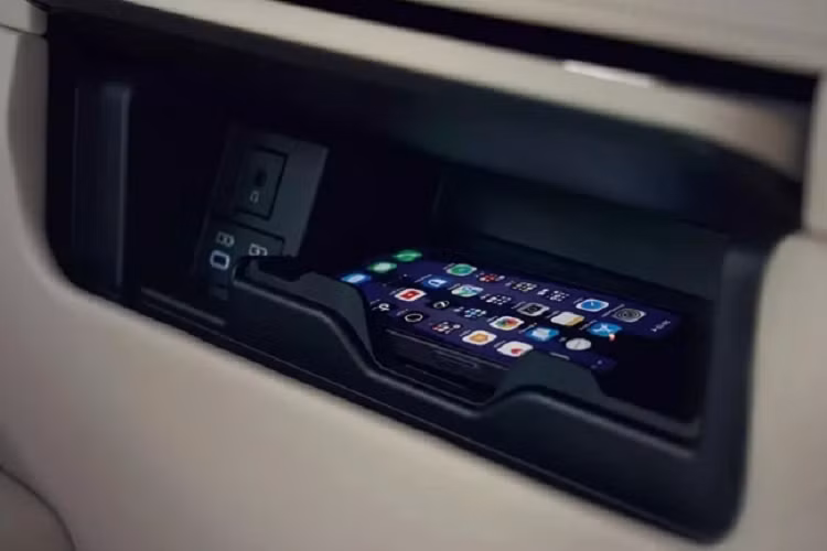 Hệ thống treo trên Lexus LM 2024 cũng được tối ưu hóa với kiểu MacPherson ở phía trước, kết hợp tay đòn kép ở phía sau, tối đa hóa sự thoải mái cho người ngồi. Ngoài ra, hệ thống treo còn trang bị van tùy chỉnh Frequency Sensitive Valves, liên tục thích ứng nhằm đem lại sự êm ái cao nhất với mọi điều kiện vận hành.