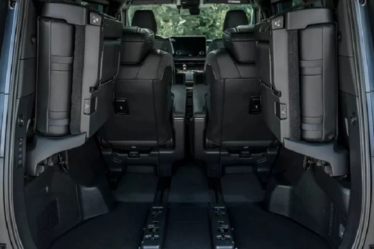 Hệ thống phanh trên Lexus LM 2024 rất ấn tượng với chức năng Braking Posture Control. Theo đó, hệ thống sẽ kiểm soát độ nghiêng của thân xe khi phanh bằng cách thay đổi tỷ trọng giữa lực phanh trước và sau. Kết hợp với tính năng Smooth Stop Control sẽ giảm độ rung lắc, tạo cho người ngồi cảm giác êm ái hơn khi dừng lại.