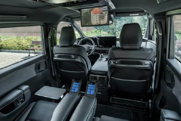 Hàng ghế thứ hai còn có góc nghiêng lý tưởng để ngăn người ngồi trượt về phía trước khi phanh xe, đi kèm chức năng sưởi, thông gió và mát-xa. Tất cả ghế ngồi đều được bọc da semi-aniline với phần đỡ bắp chân như kiểu ghế Ottoman.