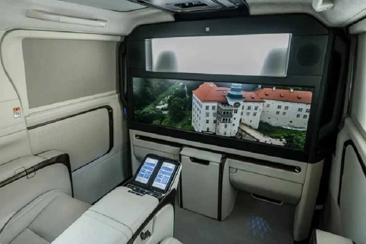 Theo đó, hàng ghế thứ hai của mẫu xe MPV Lexus LM 2024 được thiết kế tương tự ghế ngồi khoang hạng nhất trên các chuyến bay, hỗ trợ giảm rung lắc phần đầu, cải thiện tư thế ngồi và có thể ngả lưng hoàn toàn khi cần nghỉ ngơi.