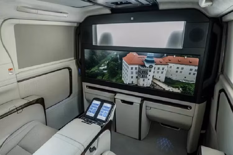 Theo đó, hàng ghế thứ hai của mẫu xe MPV Lexus LM 2024 được thiết kế tương tự ghế ngồi khoang hạng nhất trên các chuyến bay, hỗ trợ giảm rung lắc phần đầu, cải thiện tư thế ngồi và có thể ngả lưng hoàn toàn khi cần nghỉ ngơi.