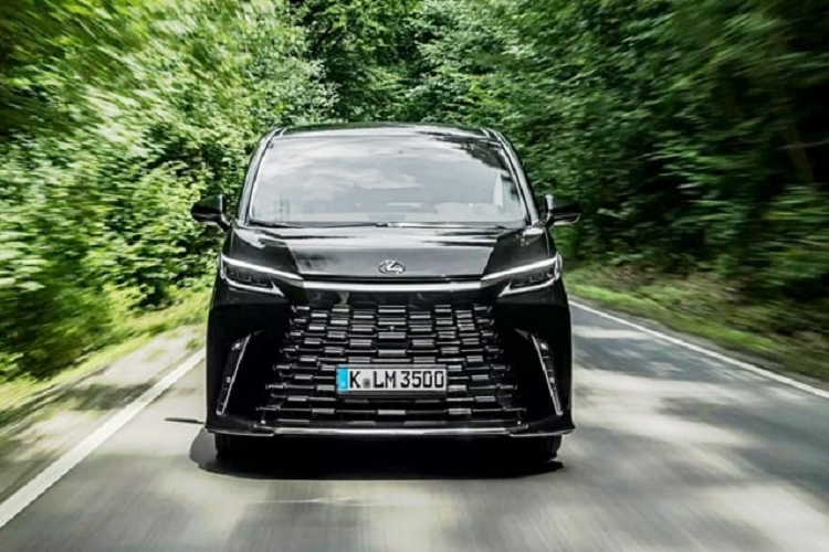 Trên phiên bản Lexus LM 7 chỗ, hàng ghế thứ hai cũng có thiết kế tương tự, trong khi hàng ghế thứ ba sẽ có thiết kế 2+1. Lexus cũng mang đến cho hành khách LM cảm giác như ngồi trên khoang hạng nhất với hệ thống âm thanh Mark Levinson 3D 23 loa và màn hình giải trí cỡ lớn 48 inch dành cho phiên bản 4 chỗ ngồi.