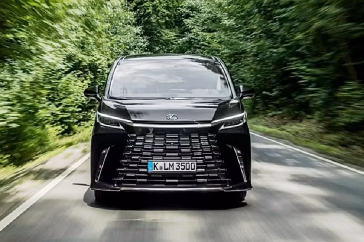 Trên phiên bản Lexus LM 7 chỗ, hàng ghế thứ hai cũng có thiết kế tương tự, trong khi hàng ghế thứ ba sẽ có thiết kế 2+1. Lexus cũng mang đến cho hành khách LM cảm giác như ngồi trên khoang hạng nhất với hệ thống âm thanh Mark Levinson 3D 23 loa và màn hình giải trí cỡ lớn 48 inch dành cho phiên bản 4 chỗ ngồi.