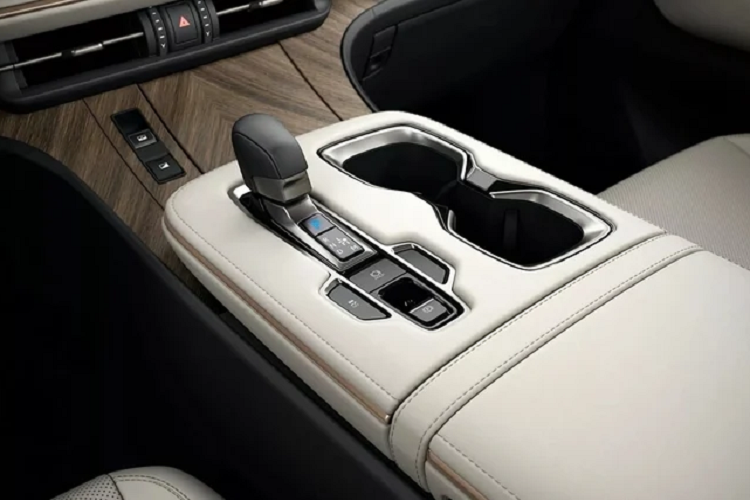 Phiên bản cao cấp nhất còn trang bị hệ thống kiểm soát tiếng ồn chủ động ANC, lốp và la-zăng chống ồn. Trong khi phiên bản 7 chỗ sẽ trang bị thấp hơn đôi chút với hệ thống âm thanh 21 loa, đi kèm với màn hình giải trí 14 inch dành cho hành khách phía sau.