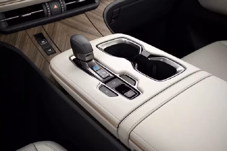 Phiên bản cao cấp nhất còn trang bị hệ thống kiểm soát tiếng ồn chủ động ANC, lốp và la-zăng chống ồn. Trong khi phiên bản 7 chỗ sẽ trang bị thấp hơn đôi chút với hệ thống âm thanh 21 loa, đi kèm với màn hình giải trí 14 inch dành cho hành khách phía sau.