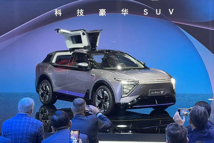 Trong triển lãm Ô tô Thượng Hải 2023, hãng Human Horizons đã chính thức vén màn mẫu ô tô điện thứ 3 của thương hiệu HiPhi, đó là Y. Trước đó, thương hiệu này đã bán 2 mẫu ô tô điện là HiPhi X và HiPhi Z.