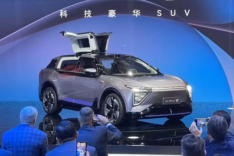 Trong triển lãm Ô tô Thượng Hải 2023, hãng Human Horizons đã chính thức vén màn mẫu ô tô điện thứ 3 của thương hiệu HiPhi, đó là Y. Trước đó, thương hiệu này đã bán 2 mẫu ô tô điện là HiPhi X và HiPhi Z.