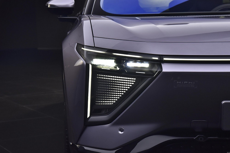 Bên dưới đèn pha là hàng loạt bóng đèn khác để tạo ra những màn trình diễn ánh sáng ấn tượng. Ở giữa hốc gió trung tâm trên cản trước của HiPhi Y có thêm một dải đèn nằm dọc.