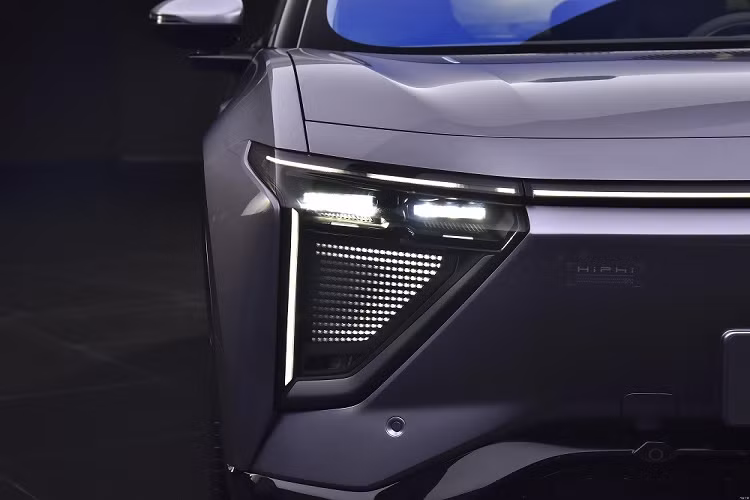 Bên dưới đèn pha là hàng loạt bóng đèn khác để tạo ra những màn trình diễn ánh sáng ấn tượng. Ở giữa hốc gió trung tâm trên cản trước của HiPhi Y có thêm một dải đèn nằm dọc.