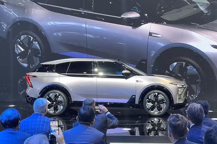 Đúng như truyền thống của thương hiệu HiPhi, Y cũng mang trên mình ngoại hình khá độc đáo. Điểm nhấn của HiPhi Y chính là hệ thống cửa được chia thành 2 nửa. Trong đó, nửa bên dưới mở ngang thông thường và nửa bên trên mở lên kiểu cánh chim, tương tự đàn anh HiPHi X.