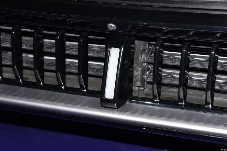 Trong khi đó, đèn hậu của HiPhi Y được thiết kế hình chữ "Y" giống xe Cadillac và nối liền với nhau. Ở cánh gió mui và cản sau đều có đèn phanh nằm dọc. Thêm vào đó là bộ vành hợp kim đa chấu 21 inch với thiết kế khí động lực học nhằm giảm hệ số lực cản không khí.