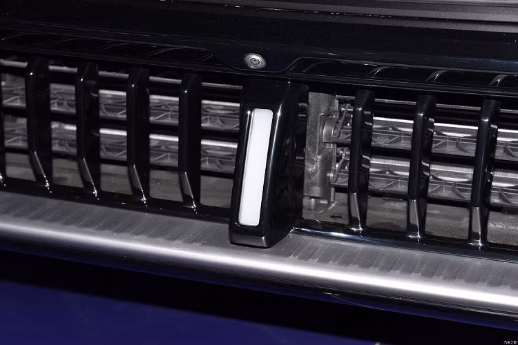 Trong khi đó, đèn hậu của HiPhi Y được thiết kế hình chữ "Y" giống xe Cadillac và nối liền với nhau. Ở cánh gió mui và cản sau đều có đèn phanh nằm dọc. Thêm vào đó là bộ vành hợp kim đa chấu 21 inch với thiết kế khí động lực học nhằm giảm hệ số lực cản không khí.