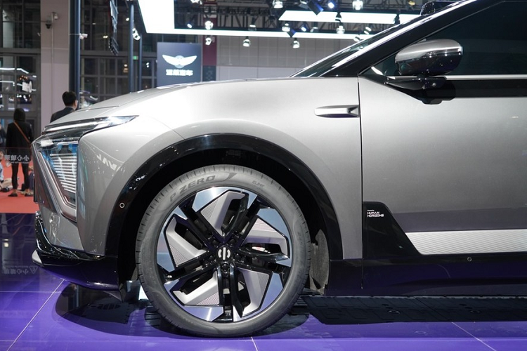 Xung quanh HiPhi Y đều có camera, bao gồm cả chắn bùn trước và cột B. Trong khi đó, trên đỉnh kính lái xuất hiện cảm biến LiDAR. Những trang bị này nhằm phục vụ các tính năng trợ lái nâng cao ADAS của xe.