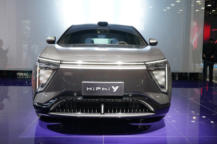 Giá xe HiPhi Y 2023 cũng chưa được công bố. Tuy nhiên, HiPhi Y dự kiến sẽ không rẻ nhưng cũng không đắt hơn đàn anh HiPhi X hiện có giá 680.000 - 800.000 Nhân dân tệ (khoảng 2,32 - 2,72 tỷ đồng) tại Trung Quốc.