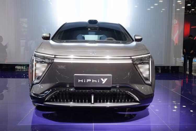 Giá xe HiPhi Y 2023 cũng chưa được công bố. Tuy nhiên, HiPhi Y dự kiến sẽ không rẻ nhưng cũng không đắt hơn đàn anh HiPhi X hiện có giá 680.000 - 800.000 Nhân dân tệ (khoảng 2,32 - 2,72 tỷ đồng) tại Trung Quốc.