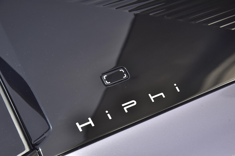 Ngoài ra, HiPhi Y còn không hề có tay nắm cửa. Thay vào đó, mẫu xe này được trang bị nút bấm nhỏ trên cửa trước và cột D để mở cửa. Bên cạnh hệ thống cửa lạ mắt, mẫu SUV thuần điện Trung Quốc này còn có dải đèn LED định vị ban ngày vắt ngang đầu xe và đèn pha LED nhỏ gọn.