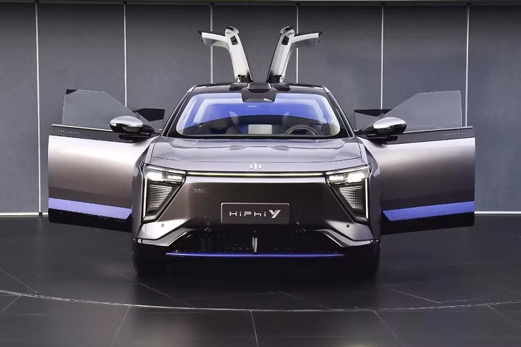 Mô-tơ điện đi với 2 loại pin có dung lượng 76,6 kWh và 115 kWh. Theo chu trình thử nghiệm CLTC tại Trung Quốc, 2 loại pin này mang đến quãng đường di chuyển 560 km, 765 km và 810 km, tùy phiên bản. Cuối cùng là hệ thống treo tay đòn kép phía trước và hệ thống treo độc lập 5 liên kết đằng sau.