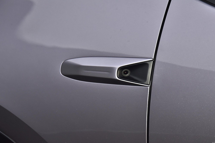 Tại thị trường Trung Quốc, mẫu SUV thuần điện này có cả phiên bản dẫn động cầu sau RWD và dẫn động 4 bánh toàn thời gian AWD. Phiên bản RWD được trang bị 1 mô-tơ điện có công suất tối đa 331 mã lực. Trong khi đó, phiên bản AWD sở hữu 2 mô-tơ điện với công suất tổng cộng 498 mã lực.