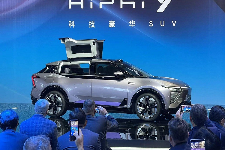 Được định vị như mẫu SUV thuần điện công nghệ cao, HiPhi Y 2023 mới sở hữu kích thước khá lớn, bao gồm chiều dài 4.938 mm, chiều rộng 1.958 mm, chiều cao 1.658 mm và chiều dài cơ sở 2.950 mm. Như vậy, mẫu xe này có kích thước ngang ngửa những mẫu SUV thuần điện hạng trung như Hyundai Ioniq 5 và Kia EV6.