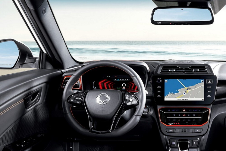 Bước vào bên trong KG Mobility Tivoli 2023, người lái sẽ bắt gặp thiết kế về cơ bản là giữ nguyên như phiên bản cũ. Hãng xe Hàn Quốc chỉ bổ sung màn hình cảm ứng trung tâm cỡ lớn hơn và cần số mới cho mẫu SUV cỡ B này. Bên cạnh đó là màn hình mới để chỉnh điều hòa nên 2 núm xoay cũ đã bị loại bỏ.