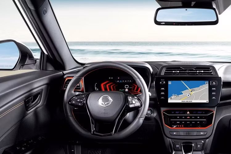 Bước vào bên trong KG Mobility Tivoli 2023, người lái sẽ bắt gặp thiết kế về cơ bản là giữ nguyên như phiên bản cũ. Hãng xe Hàn Quốc chỉ bổ sung màn hình cảm ứng trung tâm cỡ lớn hơn và cần số mới cho mẫu SUV cỡ B này. Bên cạnh đó là màn hình mới để chỉnh điều hòa nên 2 núm xoay cũ đã bị loại bỏ.