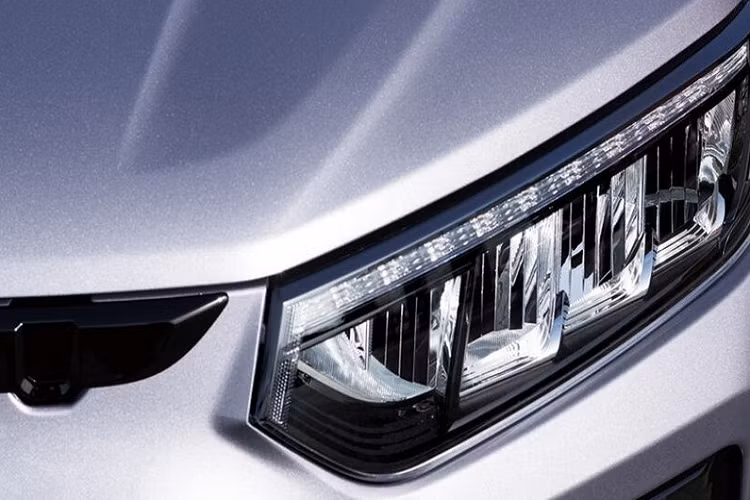 Tại thị trường Hàn Quốc, KG Mobility Tivoli 2023 có cả phiên bản thường Air với kích thước lớn hơn và khoang hành lý rộng hơn. Dù ở phiên bản nào, xe cũng được trang bị đầu xe với nẹp màu đen mới nằm giữa 2 đèn pha. Nẹp này được dập dòng chữ "Tivoli" và đi kèm 3 cột nằm dọc để trang trí.