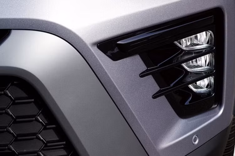 Tiếp đến là cản trước mới với hốc gió trung tâm hình lục giác rộng, đi kèm mắt lưới tổ ong sơn màu đen. Hốc gió trung tâm được bao quanh bằng viền màu bạc dày dặn. Phía trên hốc gió trung tâm còn có thêm một khe gió hẹp nằm ngang. Bên dưới là tấm ốp gầm giả bộ khuếch tán gió, tạo cảm giác thể thao hơn cho mẫu SUV cỡ B này. 