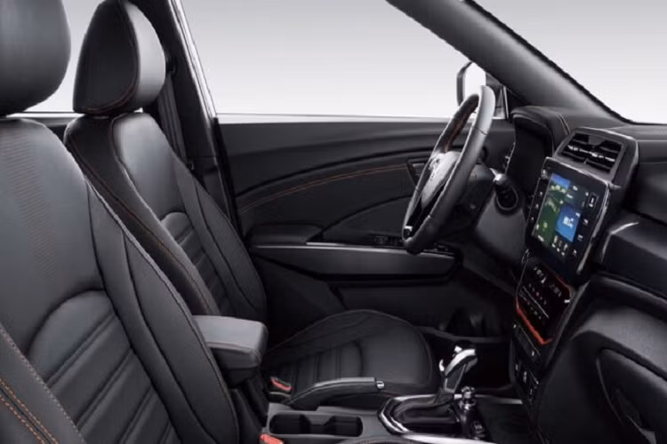 Đặc biệt, mẫu SUV cỡ B này còn được bổ sung động cơ xăng 4 xi-lanh, dung tích 1.6L mới. Động cơ cho công suất tối đa 126 mã lực và mô-men xoắn cực đại 155 Nm đồng thời chỉ tiêu thụ lượng xăng trung bình 11,6 km/lít (khoảng 8,6 lít/100 km).