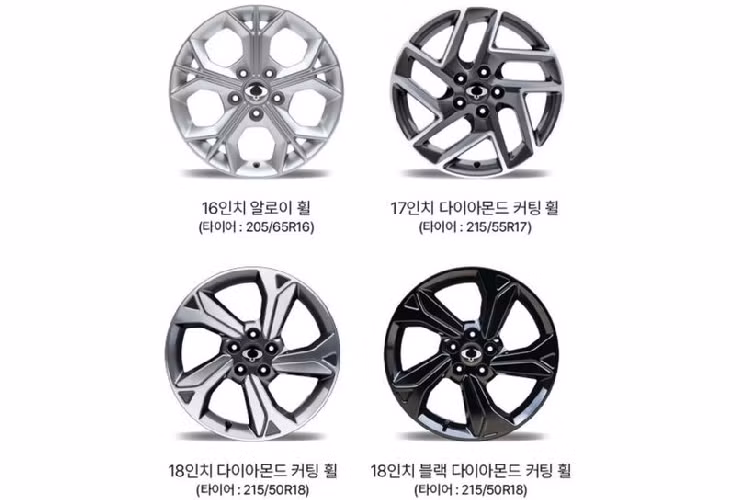 Những chi tiết còn lại ở khu vực đầu xe của KG Mobility Tivoli 2023 như đèn pha, dải đèn LED định vị ban ngày và đèn sương mù không có gì thay đổi. Tương tự như vậy, thiết kế sườn xe cũng giữ nguyên như cũ, trừ vành la-zăng. Tùy theo phiên bản, xe sẽ dùng vành có đường kính từ 16 - 18 inch.