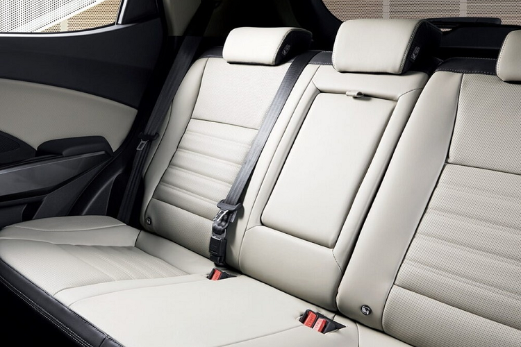 Khu vực phía sau của KG Mobility Tivoli 2023 gần như không có gì mới. Tuy nhiên, trên cửa cốp của xe không còn logo SsangYong mà chỉ còn tem chữ nổi "Tivoli". Bên cạnh đó là cản trước cải tiến nhẹ với tấm ốp gầm giả hình lục giác, tạo cảm giác rắn rỏi hơn. Đèn phản quang trên cản sau của xe cũng có kích thước lớn hơn trước. 