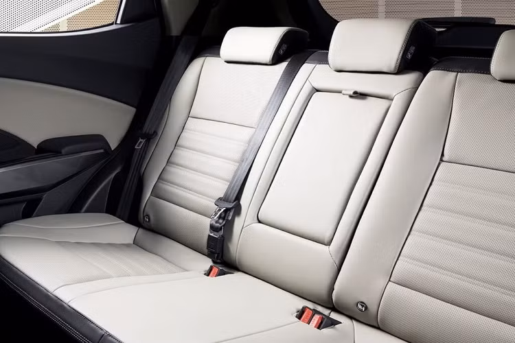 Khu vực phía sau của KG Mobility Tivoli 2023 gần như không có gì mới. Tuy nhiên, trên cửa cốp của xe không còn logo SsangYong mà chỉ còn tem chữ nổi "Tivoli". Bên cạnh đó là cản trước cải tiến nhẹ với tấm ốp gầm giả hình lục giác, tạo cảm giác rắn rỏi hơn. Đèn phản quang trên cản sau của xe cũng có kích thước lớn hơn trước. 