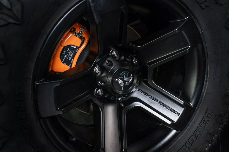 Phiên bản T-Rex của Raptor trang bị bộ la-zăng hợp kim của Pickup Design có kích thước 18 inch thiết kế 5 chấu mới, sơn màu đen; đi kèm kẹp phanh màu cam tương phản. Đèn LED gắn trên nóc ở phía trước và phía sau có thể xua tan bóng tối ở những khu vực không có ánh sáng, khiến chiếc xe trở thành chiến binh thám hiểm hơn là phương tiện.