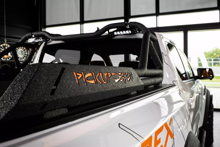 Mang hương vị đặc trưng của Carlex, nội thất Raptor T-REX còn nổi bật hơn với màu sắc nổi bật. Gần như toàn bộ cabin được bọc da màu cam và Alcantara, bao gồm bảng điều khiển, vô lăng, ốp cửa, ghế và mui xe.