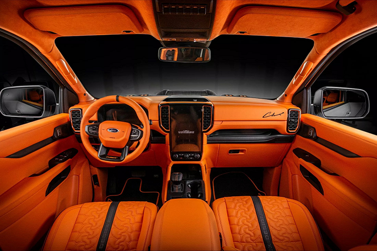 Chữ ký của hãng độ Carlex đặt ở bảng ở phía trước hộc để đồ tại ghế phụ và tựa đầu có dòng chữ "T-REX". Toàn bộ ghế ngồi đều có logo Carlex Design làm điểm nhấn.