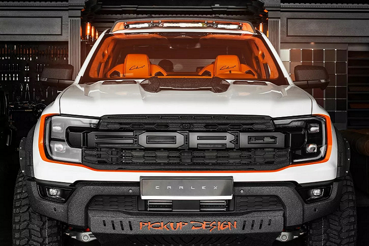 Bên cạnh đó, những điểm nhấn màu cam được kết hợp với decal màu cam xung quanh đèn pha và đèn hậu, biểu tượng T-Rex màu cam và đồ họa màu đen ở hai bên thân xe sơn trắng.