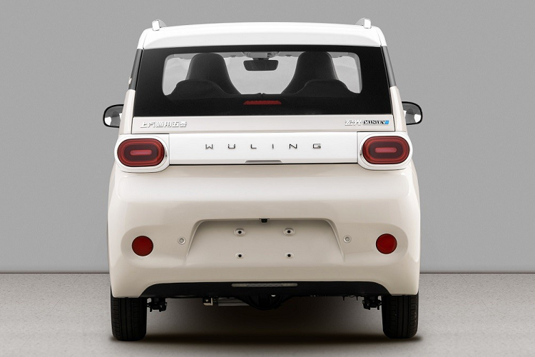 Tiếp đến là cản trước mới với khe gió hẹp nằm bên dưới giá lắp biển số. Ở hai góc cản trước là đèn sương mù hình tròn mới. Trong khi đó, khu vực bên sườn của Wuling Hongguang Mini EV 2024 vẫn giữ nguyên thiết kế như phiên bản cũ, bao gồm cả vành la-zăng. Xe vẫn dùng vành 12 inch, đi kèm 2 loại ốp mâm. Phần nóc có thể sơn màu đen hoặc trắng khác biệt với thân xe.