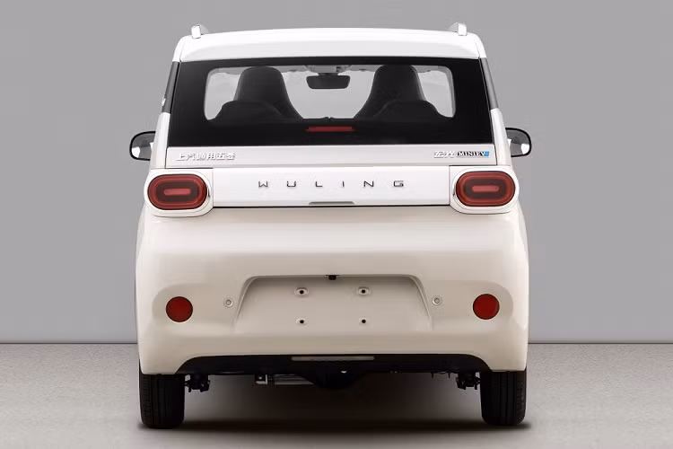 Tiếp đến là cản trước mới với khe gió hẹp nằm bên dưới giá lắp biển số. Ở hai góc cản trước là đèn sương mù hình tròn mới. Trong khi đó, khu vực bên sườn của Wuling Hongguang Mini EV 2024 vẫn giữ nguyên thiết kế như phiên bản cũ, bao gồm cả vành la-zăng. Xe vẫn dùng vành 12 inch, đi kèm 2 loại ốp mâm. Phần nóc có thể sơn màu đen hoặc trắng khác biệt với thân xe.