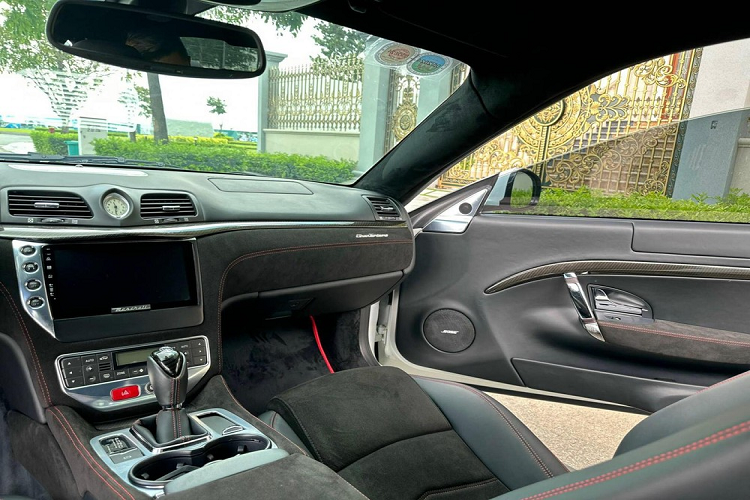 Maserati GranTurismo mới được nhà sưu tập xe lớn nhất Việt Nam mua về sưu tập được trang bị khối động cơ V8, dung tích 4,2 lít, sản sinh công suất tối đa 405 mã lực và mô-men xoắn cực đại 460 Nm.