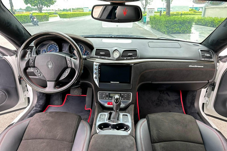 Chắc đến đây bạn đã biết người mua chiếc xe Maserati GranTurismo đời 2009 này là ai, khá thú vị là vào 3 năm trước, trong 1 lần thay dàn xe của mình, có nhiều chiếc xe đã bị bán đi, và chiếc Maserati GranTurismo đã bị thanh lý, lý lịch của chiếc xe Maserati GranTurismo này cũng không quá xa lạ, bởi chính là xe mới được doanh nhân này mua về gần đây.